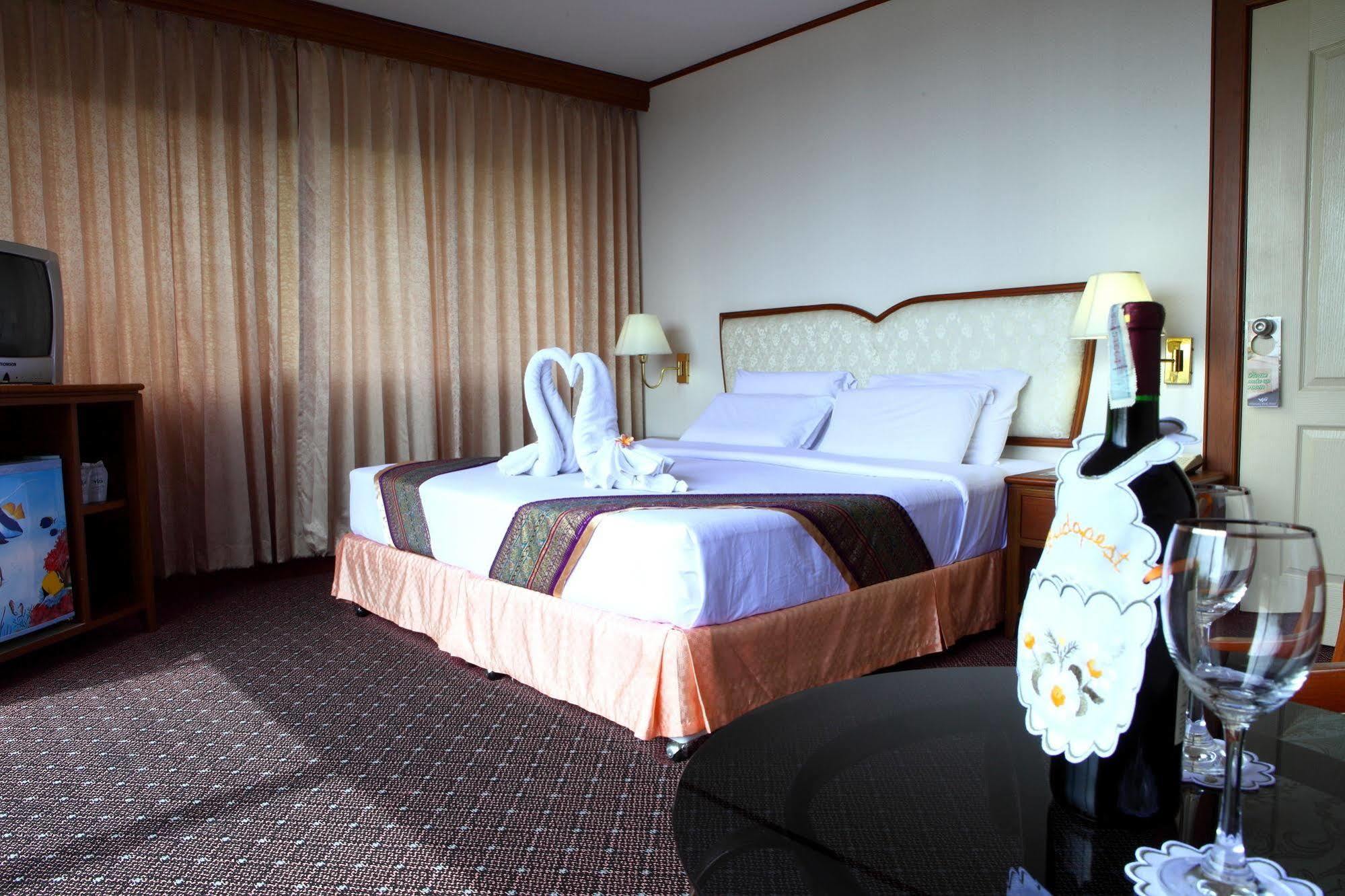 Wattana Park Hotel Trang Bagian luar foto