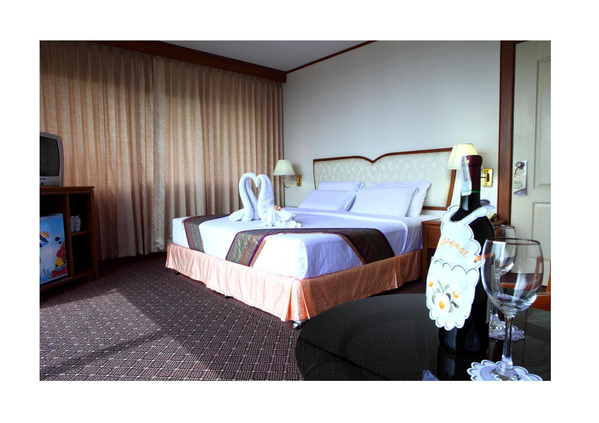 Wattana Park Hotel Trang Bagian luar foto